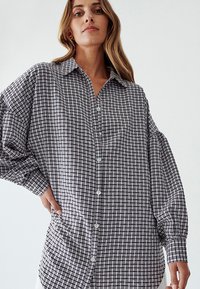THE FATED VAL OVERSIZE  - Košilová halenka  - black flocked gingham