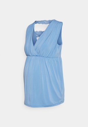 T-shirt de maternidade azul claro com um design cruzado, sem mangas, textura plissada e detalhes em renda na gola e nas costas.