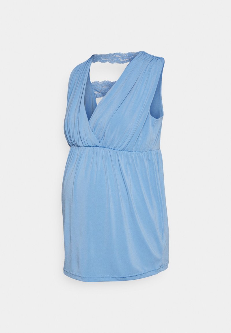 T-shirt de maternidade azul claro com um design cruzado, sem mangas, textura plissada e detalhes em renda na gola e nas costas.