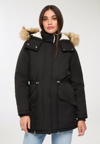 Czarna, ocieplana zimowa kurtka z futrzanym kapturem, regulowanym paskiem w talii i dwoma przednimi kieszeniami; ma detale z zatrzaskami.