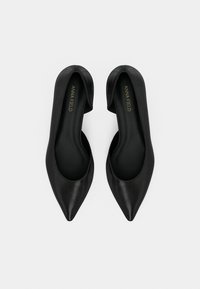 Μαύρες γόβες με μυτερό μπροστινό μέρος, με υφή στο επάνω μέρος, λείο μαύρο εσωτερικό, πλαϊνά με χαμηλή κοπή και διακριτικό λογότυπο στην εσωτερική σόλα.