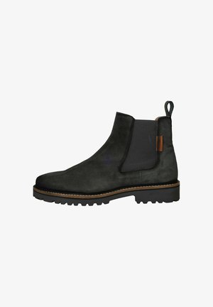 Zwarte suède Chelsea boot met elastische zijpanelen, bruine leren accenten, robuuste rubberen zool en een aantrekstrip aan de hiel.