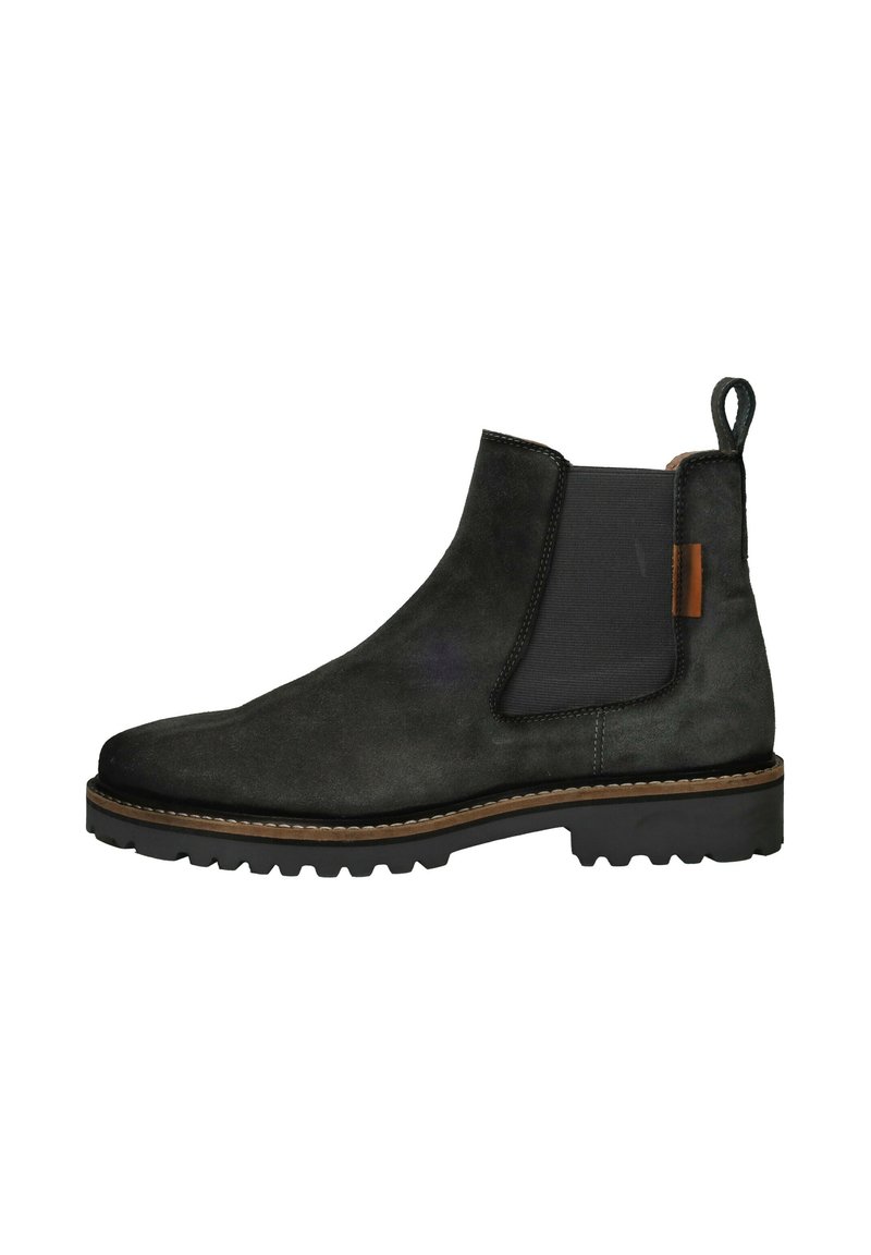 Zwarte suède Chelsea boot met elastische zijpanelen, bruine leren accenten, robuuste rubberen zool en een aantrekstrip aan de hiel.