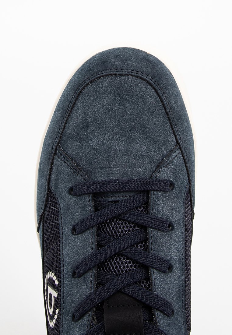 Sneaker blu navy con materiali in suede e mesh, design con lacci, superficie testurizzata, colletto imbottito e suola bianca a contrasto.