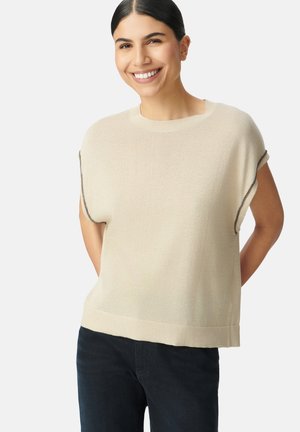 Maglione lavorato a maglia beige con maniche corte, collo a costine e orlo inferiore, caratterizzato da bordi neri lungo i lati delle maniche.