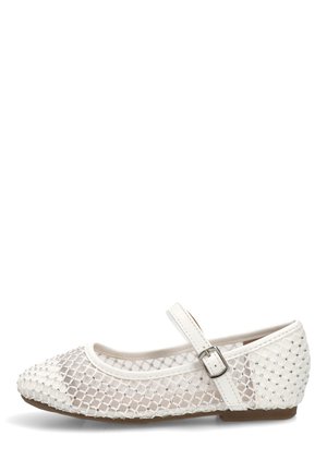 Zapato plano de malla blanca con pequeñas tachuelas plateadas, punta estrecha, correa al tobillo con hebilla metálica y suela baja marrón.