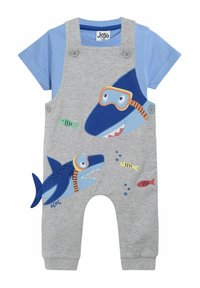 Grå bomuldsdungarees med en blå t-shirt underneath. Har farverig hajbroderi og knapdetaljer på stropperne.