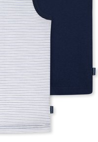 Due top: uno di un solido blu navy, l'altro bianco con sottili strisce navy. Entrambi hanno scollature rotonde e etichette di marca visibili sul lato.