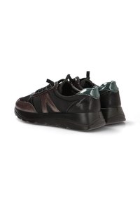 Zapatillas deportivas negras con parte superior de tela texturizada, detalles brillantes y suela de goma gruesa. Incluye cierre con cordones y un diseño elegante.