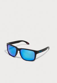 Sonnenbrille mit schwarzen, matten Kunststoffrahmen, blauen verspiegelt Linsen, rechteckiger Form und Logoakzent am Bügel.