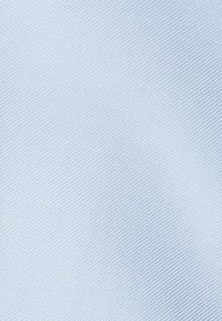 Tela de color azul claro con un sutil patrón texturizado, que presenta una superficie suave y un tejido fino, adecuada para diversas aplicaciones.