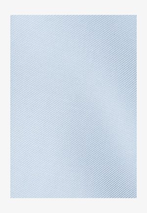 Jasnoniebieska tkanina o subtelnej teksturze, charakteryzująca się gładką powierzchnią i drobnym splotem, odpowiednia do różnych zastosowań.