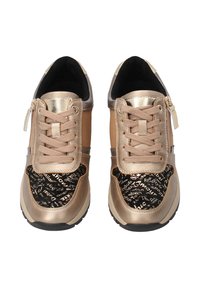 Zwei Sneakers mit einem oberteil aus metallischem Gold, schwarzem gemustertem Stoff, vorderer Schnürung und einem seitlichen Reißverschluss für einfaches An- und Ausziehen. Schwarze Gummisohle.
