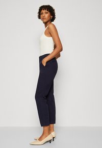GAP DOWNTOWN - Kalhoty - navy uniform