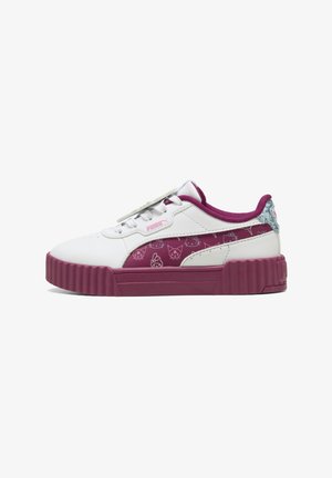 Sneaker bianca con una suola rosa, caratterizzata da un pannello laterale a motivi viola e un accento blu testurizzato sul tallone. Design con lacci.