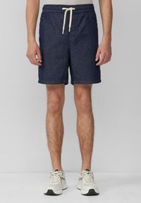 Shorts en denim bleu foncé avec une taille élastique et un cordon de serrage. Présente deux poches latérales et une coupe droite à la longueur des genoux.