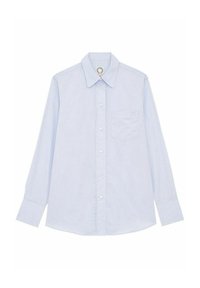 Chemise à manches longues bleu clair en coton, dotée d'un col pointu, d'une fermeture à boutons sur le devant et d'une poche poitrine unique. Texture lisse.