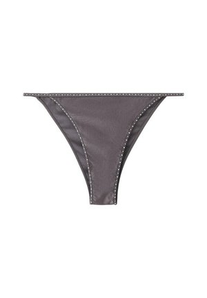 Fund de bikini gri închis cu laterale subțiri și mici ținte decorative argintii de-a lungul marginilor pe un fundal alb.