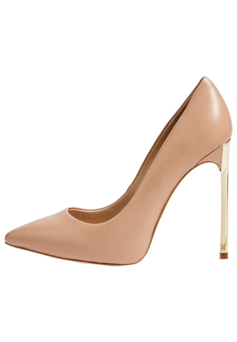 Pompe à talon haut en cuir nude avec un bout pointu, une découpe à l'avant et un talon stiletto doré métallique. Texture lisse et design minimal.