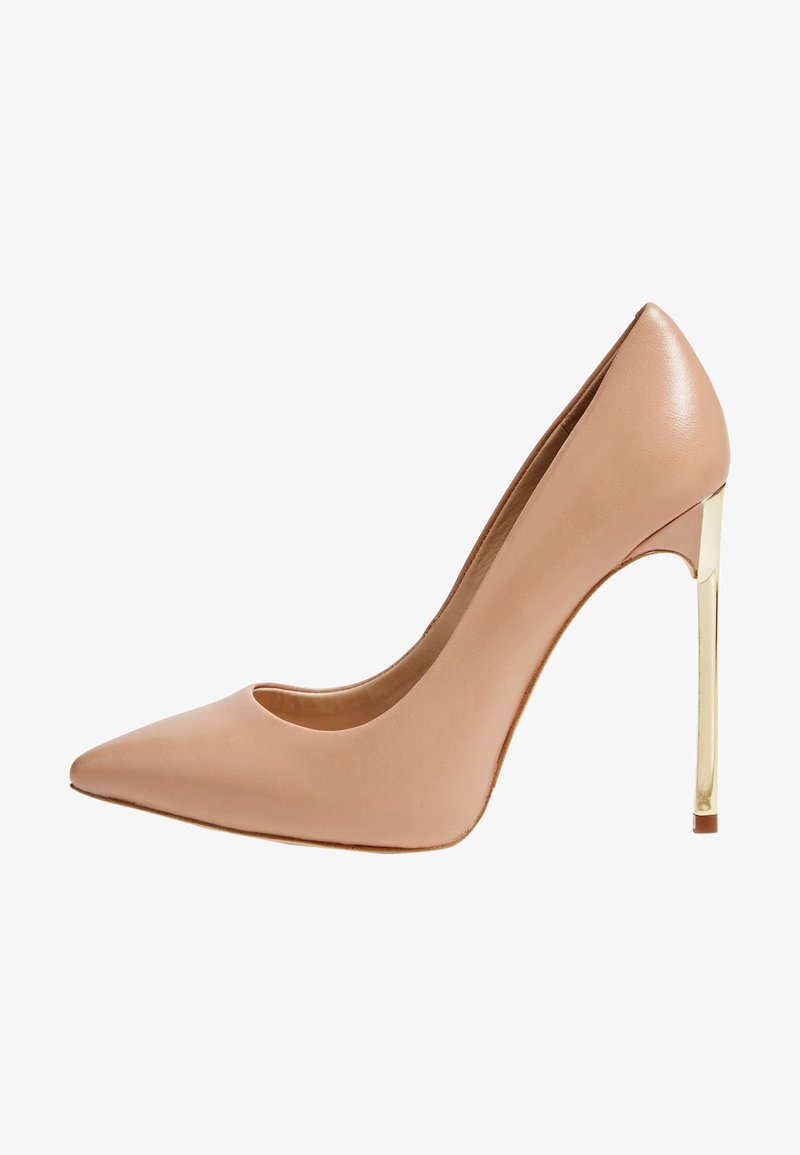 Pompe à talon haut en cuir nude avec un bout pointu, une découpe à l'avant et un talon stiletto doré métallique. Texture lisse et design minimal.