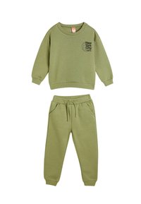Olivgrön sweatshirt med rundad halsringning och tryckt globlogotyp, tillsammans med matchande joggers med elastisk midja och sidofickor.