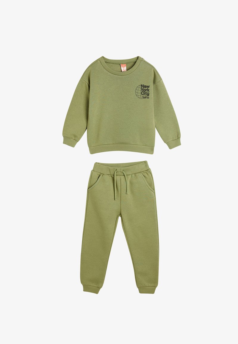 Oliven grøn sweatshirt med rund halsudskæring og trykt globe-logo, parret med matchende joggers med elastisk talje og sidelommer.