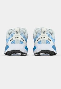 Ανοιχτό μπλε και λευκά αθλητικά παπούτσια Nike για τρέξιμο, με αν�απνεύσιμο επάνω μέρος από δίκτυο και ριγέ σχέδια, ενισχυμένες σόλες και άκρες από καουτσούκ για πρόσφυση.