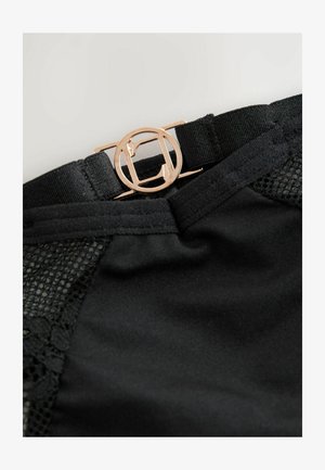 Zwart kledingstuk met gaas en kantdetails. Bevat een gouden metalen sluiting bij de taille. Materiaal is glad met een lichte glans.