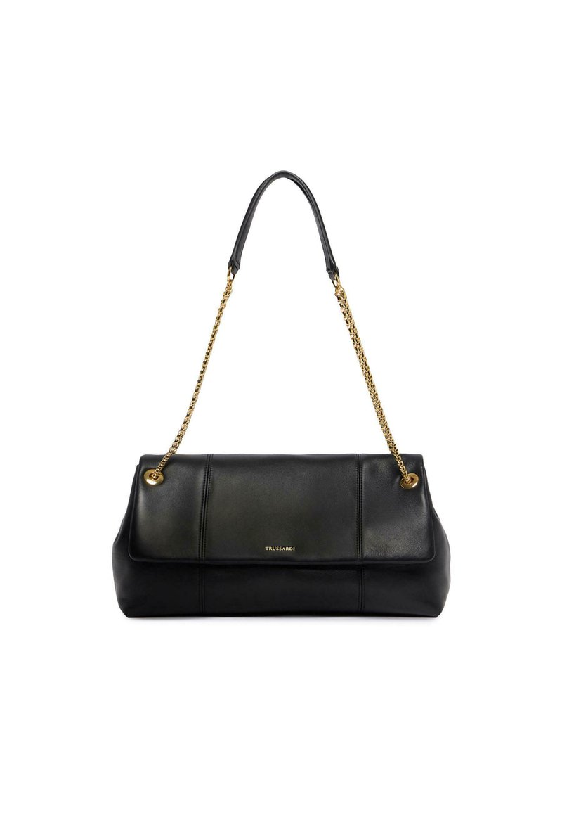 Borsa in pelle nera con un design strutturato, tracolla in catena dorata e patta frontale. Presenta cuciture sottili e un dettaglio del logo in oro.
