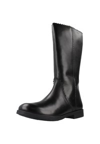 Bota de cuero negro hasta la rodilla con borde superior ondulado, textura suave y suela baja y plana. El diseño es simple y elegante.
