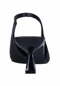 Chaussure à talon slingback noire avec un motif en maille tissée, talon en vernis et une forme de talon angulaire distincte. Texture lisse et design minimaliste.