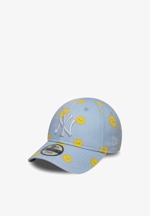 Cappellino azzurro chiaro per bambino con logo bianco NY e motivi di sole sorridente giallo ovunque, con visiera curva e retro regolabile.