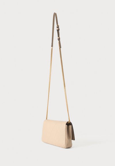 Μπεζ ορθογώνια τσάντα crossbody με καπιτονέ σχέδιο, χρυσή αλυσίδα λουράκι και ρυθμιζόμενο δερμάτινο μέρος, εμφανίζεται κρεμασμένη σε λευκό φόντο.