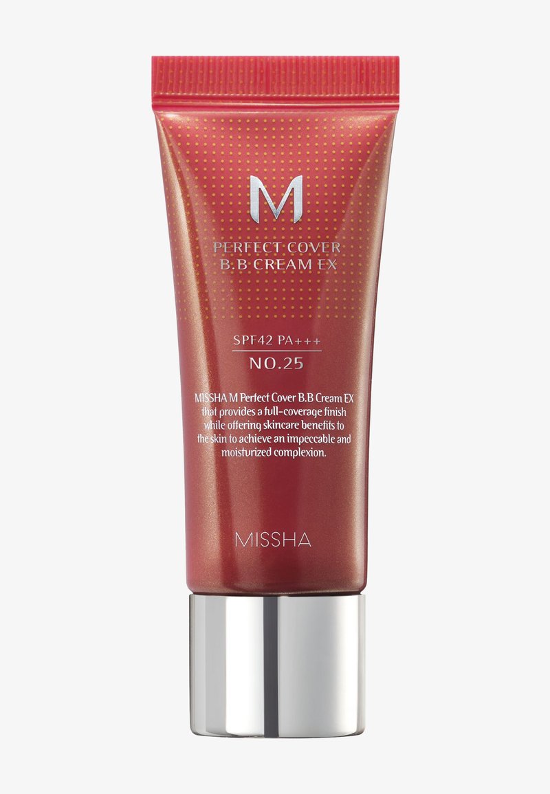 Tube med MISSHA M Perfect Cover BB Cream EX Nr.25 med SPF42 PA+++ i rød og sølv emballasje, full dekkende fuktighetsgivende finish.