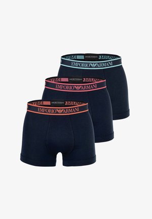 Drie paar marineblauwe boxershorts met elastische tailles in blauw, roze en oranje, elk met het Emporio Armani-logo.