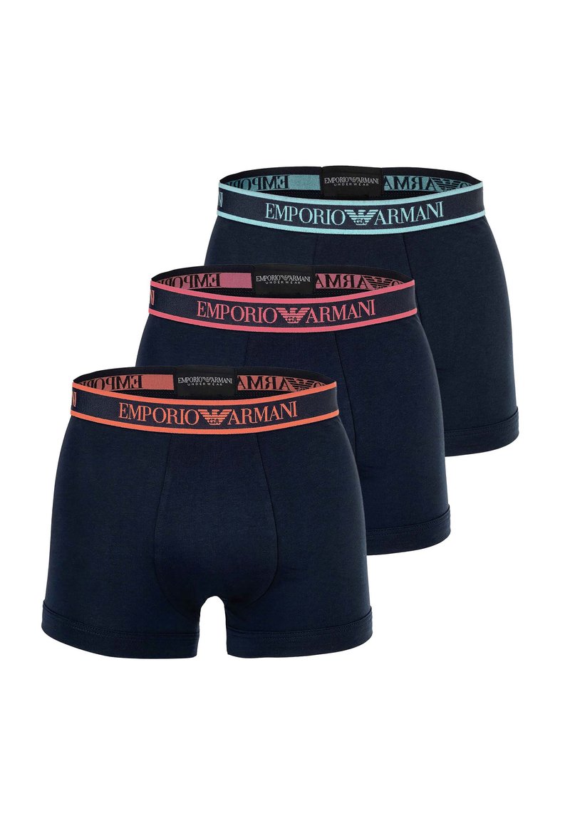Tre paia di boxer aderenti blu navy con elastici in vita nei colori blu, rosa e arancione, ciascuno con il logo Emporio Armani.