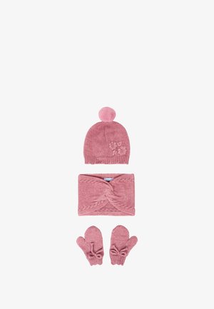 Roze gebreide winteraccessoire set bevat een muts met pompon en bloemenmotief, een gedraaide hoofdband en wanten met strikaccenten.