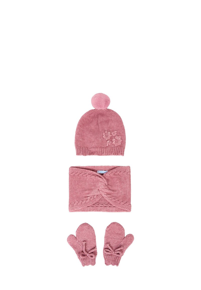 Set di accessori invernali lavorati a maglia di colore rosa che include un cappello con pompon e dettagli floreali, una fascia torcigliata e dei guanti con dettagli a fiocco.