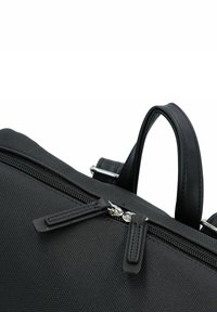 Borsa nera con una finitura in tessuto testurizzato, dotata di manici in pelle e una cerniera con tiranti in metallo. Include dettagli lungo la linea della cerniera.