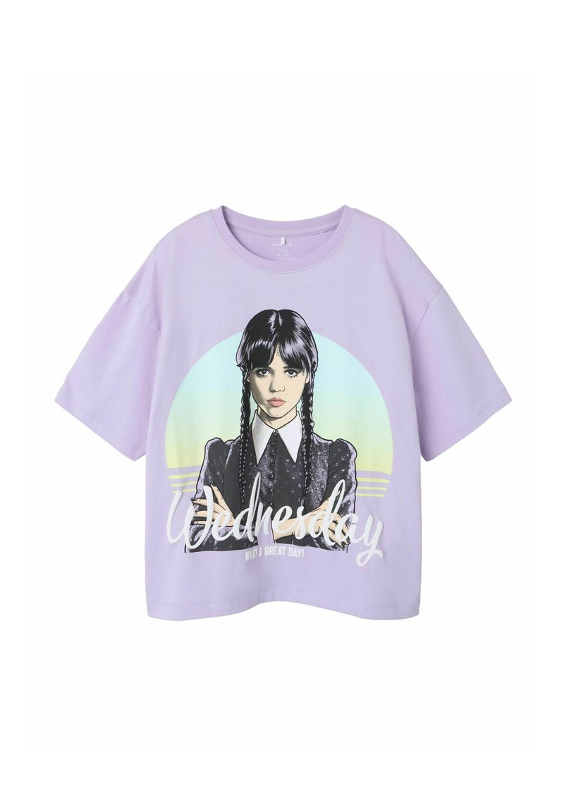 T-shirt lilas à manches courtes présentant un personnage illustré avec des tresses, une chemise à col et le mot "Mercredi" en gras.