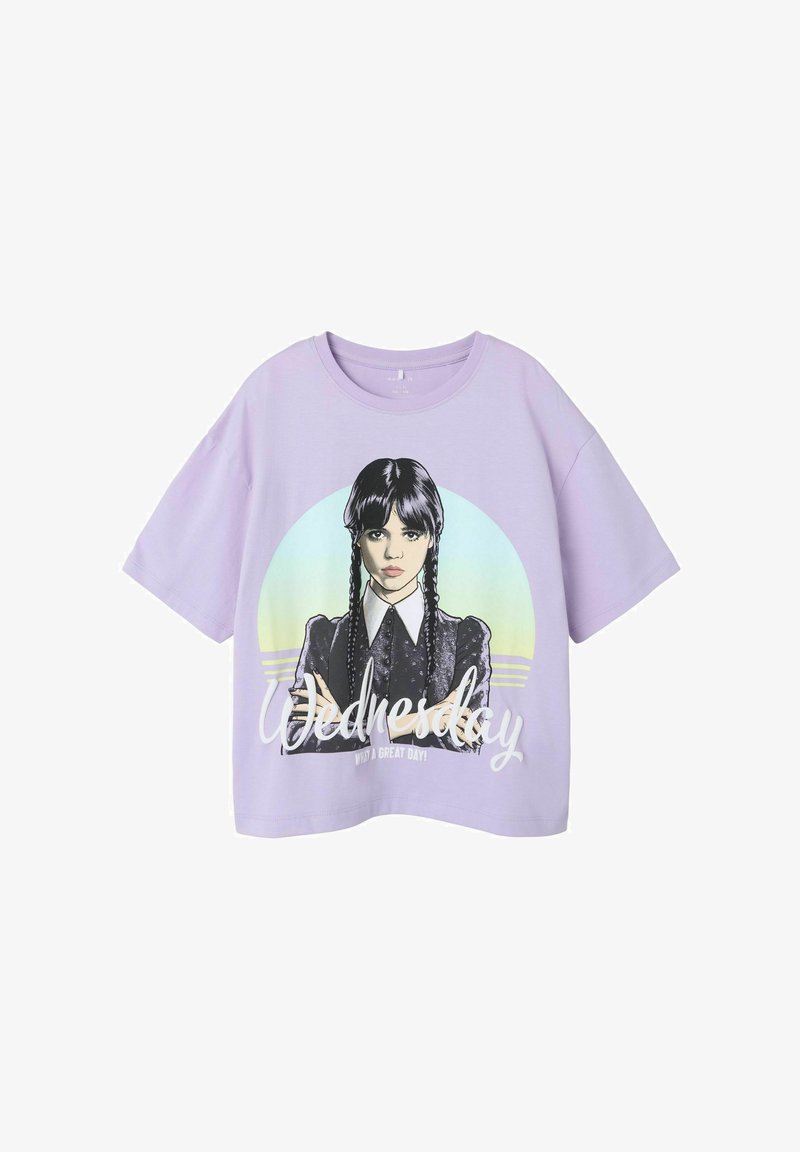 Camiseta de manga corta lila con un personaje ilustrado que lleva trenzas, una camisa con cuello y el texto "Wednesday" en una fuente en negrita.