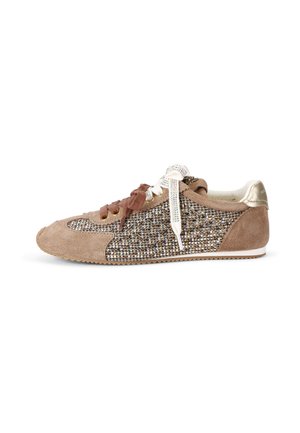 Sneaker in suede marrone con strass multicolori ai lati, lacci marroni e bianchi—lacci bianchi decorati con strass, accentuazione dorata sul tallone.