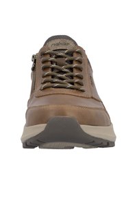 Sneaker en cuir marron avec une surface texturée, fermeture à lacets et zipper sur le côté, semelle en caoutchouc grise contrastante et détails de couture renforcés.