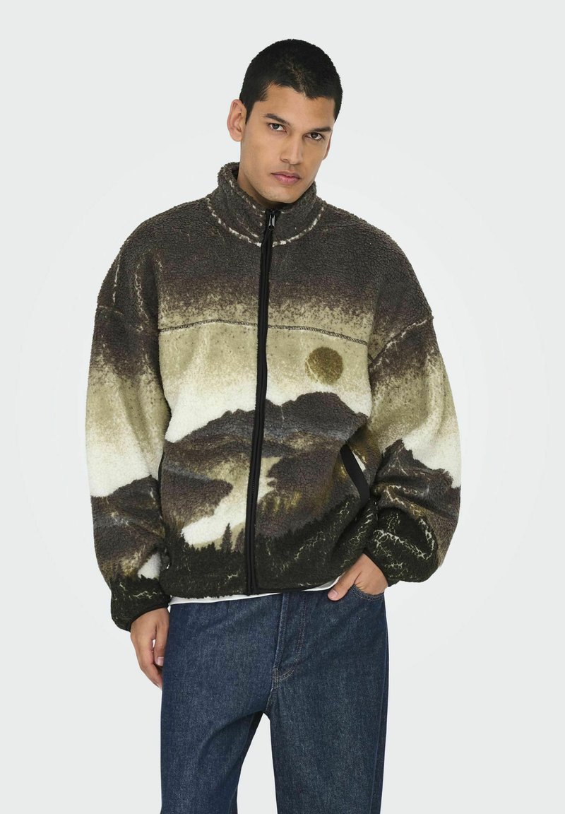 Fleece jack met een landschap ontwerp in bruin en crème, met een hoge kraag, ritssluiting en een relaxte pasvorm. Getextureerde oppervlakte.