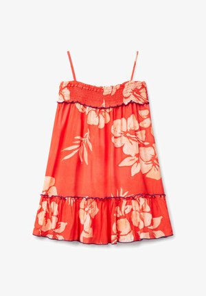 Robe d'été fleurie rouge avec un corsage froncé, des bretelles fines et un ourlet à volants. Présente de grands motifs de fleurs blanches et des bordures bleues contrastantes.