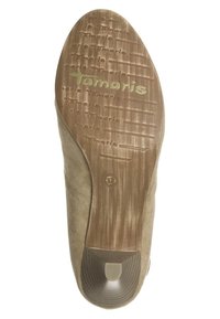 Hnědá podešev boty s texturovanými gripovými vzory a značkou "Tamaris". Svršek je vyroben z měkké, světle hnědé semišové kůže a má zaoblenou špičku.