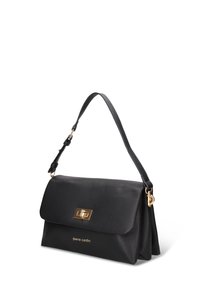 Borsa a mano in pelle nera con superficie texturizzata, ferramenta dorata, chiusura a patta e tracolla regolabile. Nome del marchio "pierre cardin" inciso.