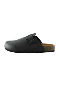 Zoccolo in pelle nera con forma curva, cinturino regolabile e soletta in sughero. Parte superiore testurizzata e suola liscia per comfort e supporto.