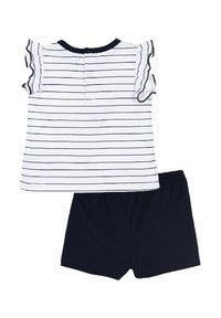 Top corto de manga corta a rayas blancas con detalles en azul marino y mangas con volantes, combinado con pantalones cortos azul marino, confeccionado en suave algodón.