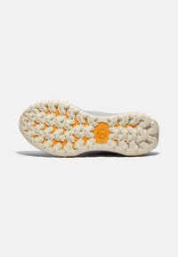 Sportaus Schuhsohle mit einem robusten Profildesign in Weiß mit einem orangefarbenen Akzent. Aus Gummi gefertigt, bietet Halt und Langlebigkeit.